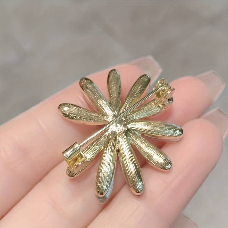 Sparkly Crystal Glass Daisy Flower Pin Brooch